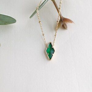 Kendra Scott Kinsley Gold Kelly Green Illusion Short Pendant Necklace. New